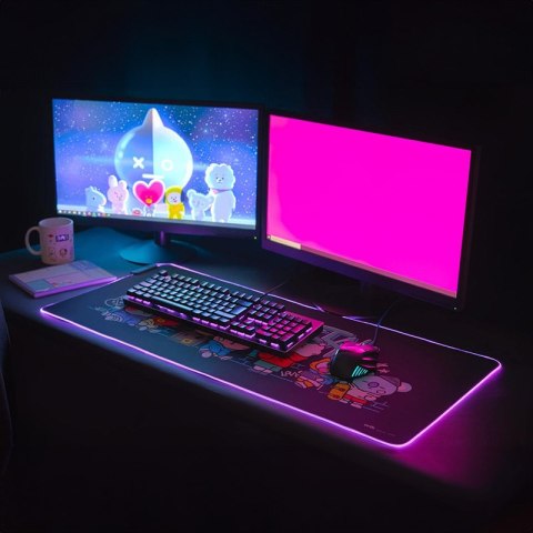 BT21 - Mata gamingowa / na biurko XXL z podświetleniem LED (90 x 40 cm) BT21 - Mata gamingowa / na biurko XXL z podświetleniem LED (90 x 40 cm)