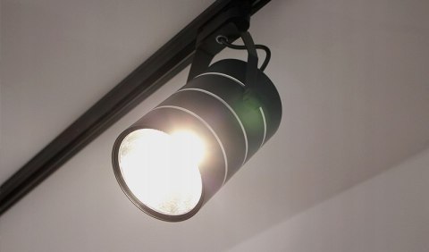 Lampa sklepowa led reflektor szynowy jednofazowy czarny 30w 2550 lm światło ciepłe 3000k Lampa sklepowa led reflektor szynowy jednofazowy czarny 30w 2550 lm światło ciepłe 3000k