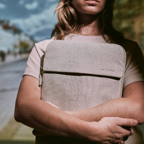 Incase Crosstown Sleeve with Woolenex - Pokrowiec z kieszenią MacBook Pro 14" (M4/M3/M2/M1/2024-2021) (Limestone) Incase Crosstown Sleeve with Woolenex - Pokrowiec z kieszenią MacBook Pro 14" (M4/M3/M2/M1/2024-2021) (Limestone)
