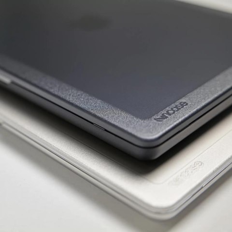 Incase Edge Hardshell Case - Etui MacBook Air 13" M3 (2024) / M2 (2022) (Black) Incase Edge Hardshell Case - Etui MacBook Air 13" M3 (2024) / M2 (2022) (Black)