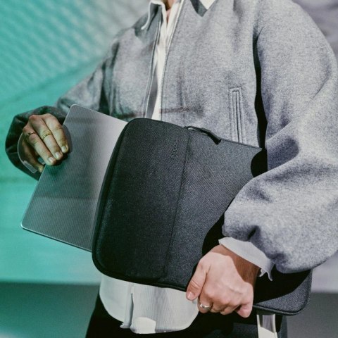 Incase Crosstown Sleeve with Woolenex - Pokrowiec z kieszenią MacBook Pro 16" (M4/M3/M2/M1/2024-2021) (Black) Incase Crosstown Sleeve with Woolenex - Pokrowiec z kieszenią MacBook Pro 16" (M4/M3/M2/M1/2024-2021) (Black)