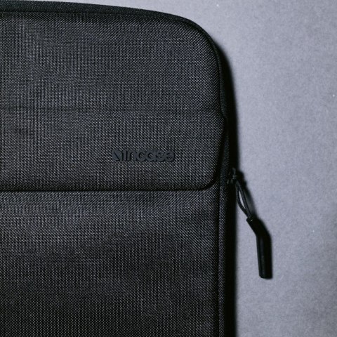 Incase Crosstown Sleeve with Woolenex - Pokrowiec z kieszenią MacBook Pro 16" (M4/M3/M2/M1/2024-2021) (Black) Incase Crosstown Sleeve with Woolenex - Pokrowiec z kieszenią MacBook Pro 16" (M4/M3/M2/M1/2024-2021) (Black)