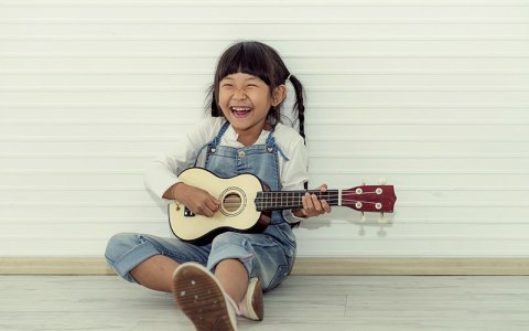 Gitara ukulele dla dzieci drewniana 4 struny nylonowe ECOTOYS Gitara ukulele dla dzieci drewniana 4 struny nylonowe ECOTOYS