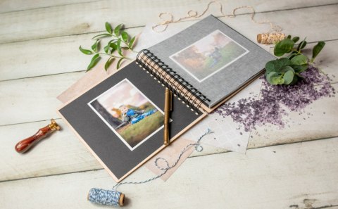 Album drewniany urodzinowy grawer,22x22cm kwadrat UR2 Album drewniany urodzinowy grawer,22x22cm kwadrat UR2